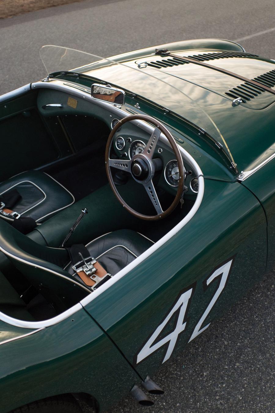 Интерьер Austin-Healey 100S 1954 года  (фото 9 из 32)